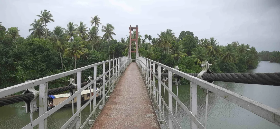 തുരുത്തുമ്മ തൂക്കുപാലം