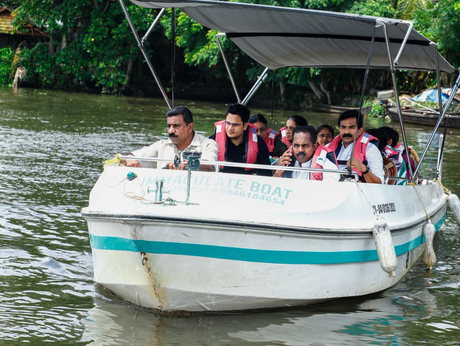 പ്രളയ കാലത്ത്, ബഹു. MLA ശ്രീ നാട്ടകം സുരേഷും   ബഹു. ജില്ലാ കളക്ടറും  ബ്ലോക്ക് പഞ്ചായത്തിന്റെ രക്ഷാപ്രവർത്തനങ്ങൾ വിലയിരുത്തുന്നതിന്റെ ഭാഗമായിട്ടുള്ള സന്ദർശനം