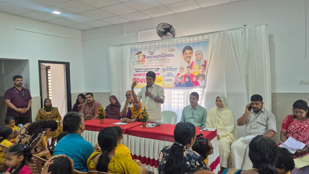 ബാല്യസ്പന്ദനം' പദ്ധതിയുടെകൊണ്ടോട്ടി ബ്ലോക്കുതല ഉദ്ഘാടനം ബ്ലോക്ക് പഞ്ചായത്ത് പ്രസിഡന്റ് പി.കെ.സി.അബ്ദുറഹിമാൻ നിർവ്വഹിക്കുന്നു. 