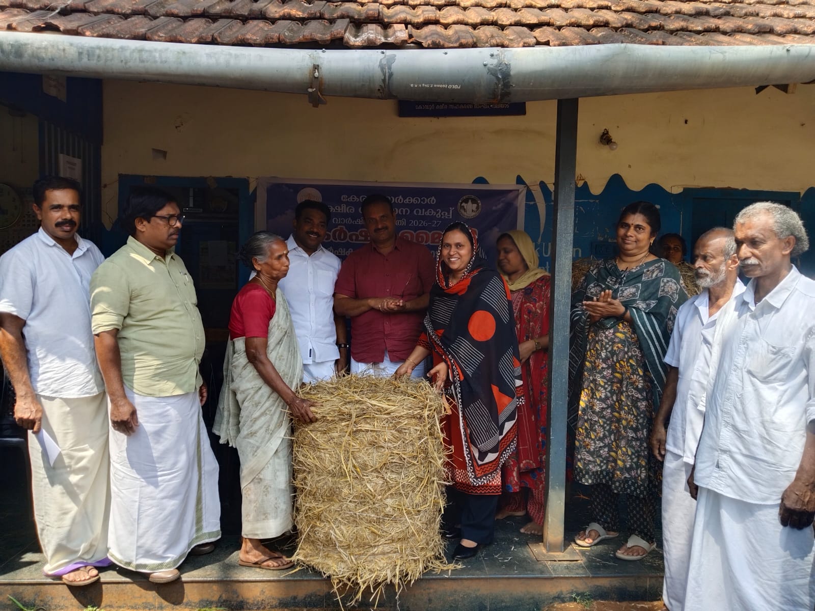 "സബ്സീഡൈസ്ഡ് ഫീഡ്  കമ്പോണെൻ്റ്" വിതരണോദ്ഘാടനം മലപ്പുറം ബ്ലോക്ക്‌ പഞ്ചായത്ത്‌ പ്രസിഡന്റ്‌ ശ്രീമതി റജുല പെലത്തൊടി നിർവഹിക്കുന്നു.
