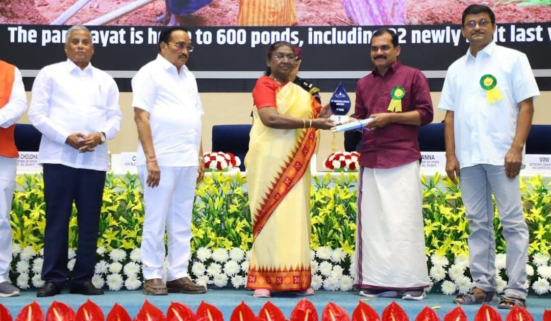 രാഷ്ട്രപതിയുടെ കൈയ്യിൽ നിന്നും ദേശീയ ജലപുരസ്കാരം ഗ്രാമപഞ്ചായത്ത് പ്രസിഡന്‍റ്  ശ്രീ. പി വി രാജേഷ് ഏറ്റുവാങ്ങുന്നു.