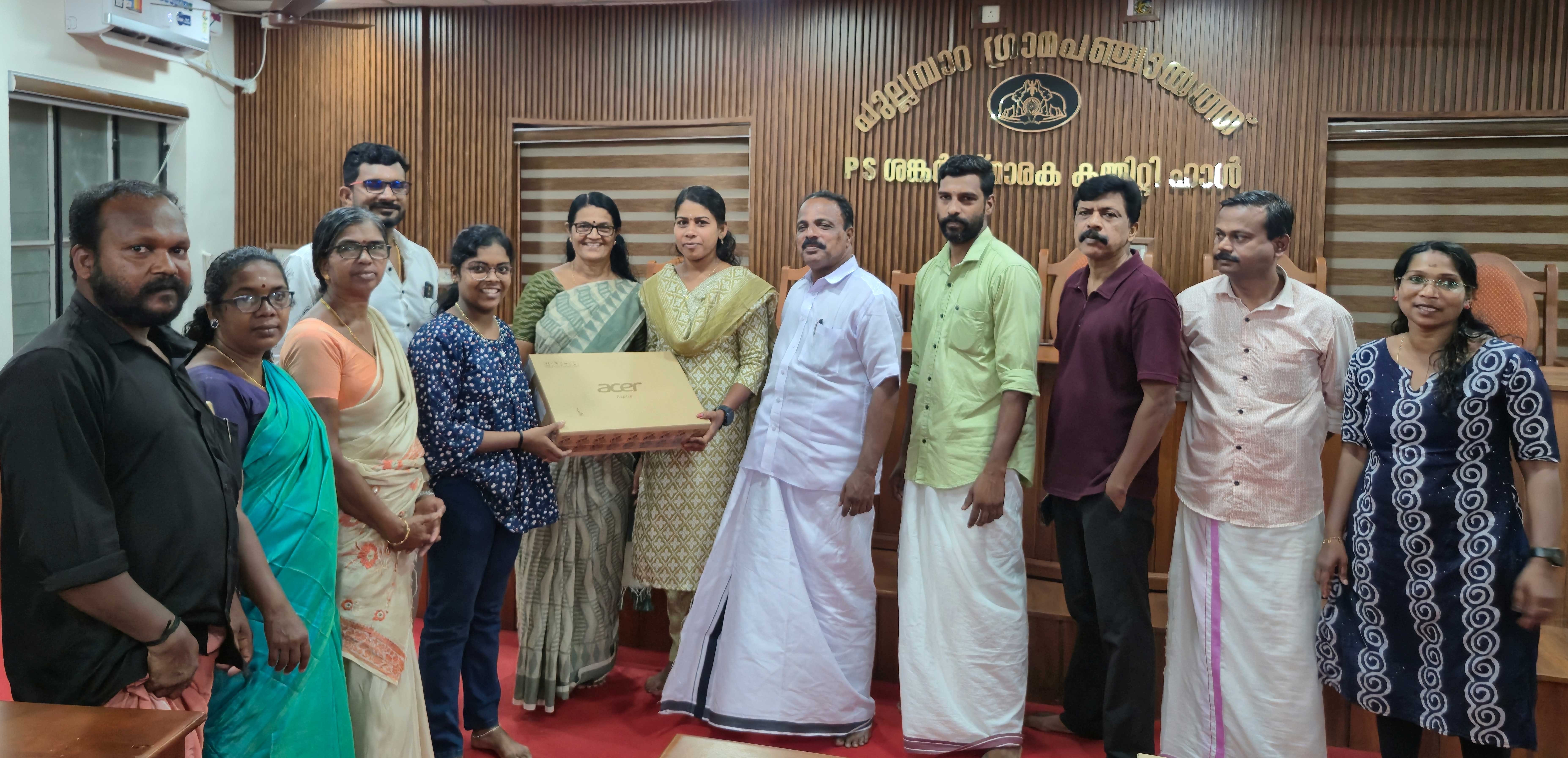 ലാപ്ടോപ്പ് വിതരണം