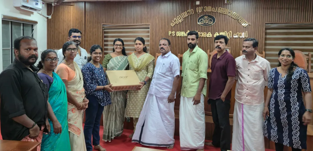 ലാപ്ടോപ്പ് വിതരണം