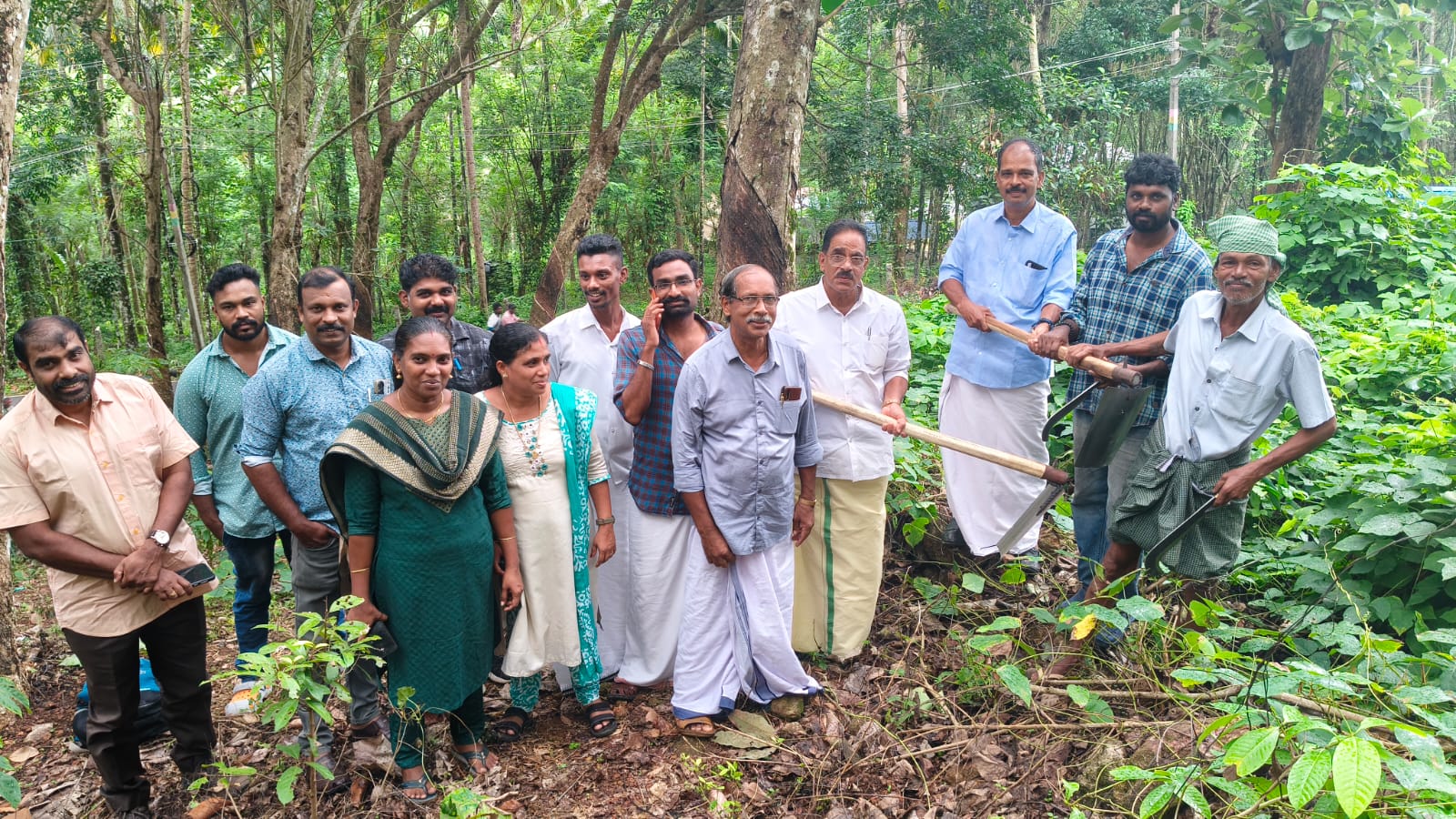പണിയായുധ വിതരണം