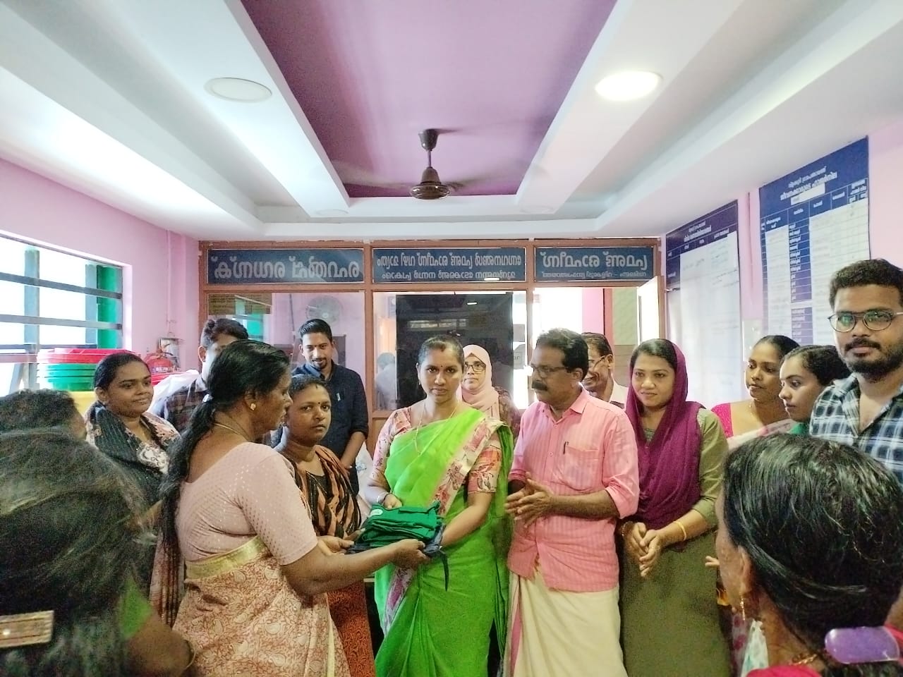 ഹരിതകര്‍മ്മസേന അംഗങ്ങള്‍ക്ക് യൂണിഫോമും മറ്റ് അവശ്യസാധനങ്ങളും വിതണോത്ഘാടനം
