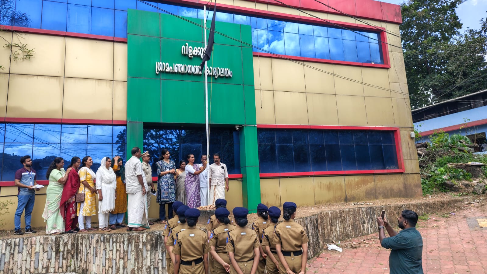 തൂഫാന്‍ പതാക ഉയര്‍ത്തല്‍