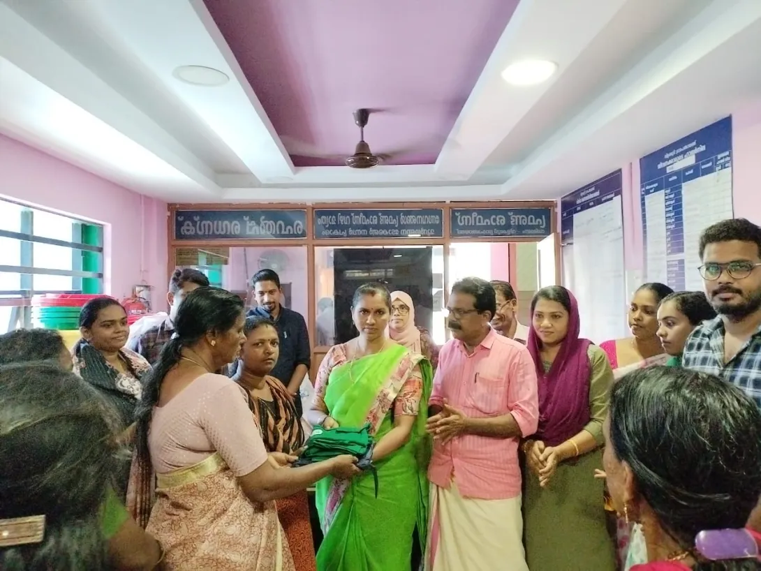 ഹരിതകര്‍മ്മസേന അംഗങ്ങള്‍ക്ക് യൂണിഫോമും മറ്റ് അവശ്യസാധനങ്ങളും വിതണോത്ഘാടനം