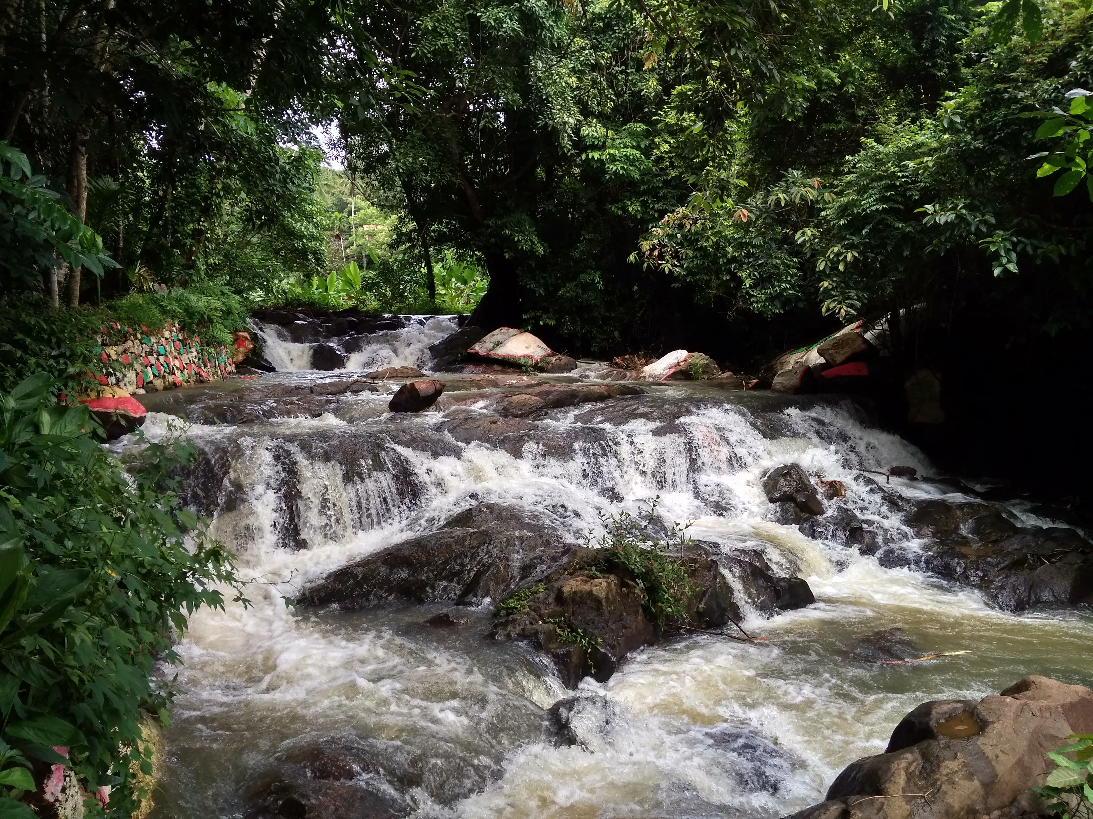 ഇരപ്പിന്‍കൂട്ടം വെള്ളച്ചാട്ടം