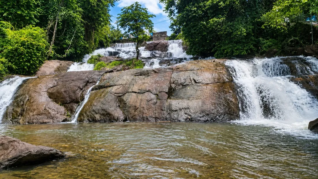 പാറത്തോട് മീന്‍മുട്ടിപ്പാറ വെള്ളച്ചാട്ടം