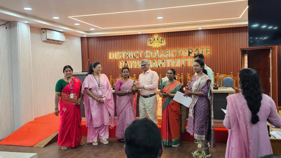 ക്ഷയരോഗ മുക്ത അവാർഡ് 🏆 നിരണം ഗ്രാമ പഞ്ചായത്ത് പ്രസിഡൻറ് ബഹു പത്തനംതിട്ട ജില്ലാ കളക്ടറിൽ നിന്നും സ്വീകരിക്കുന്നു.