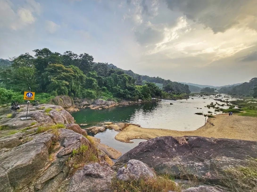 പെരുംന്തേനരുവി  വെള്ളച്ചാട്ടം 
