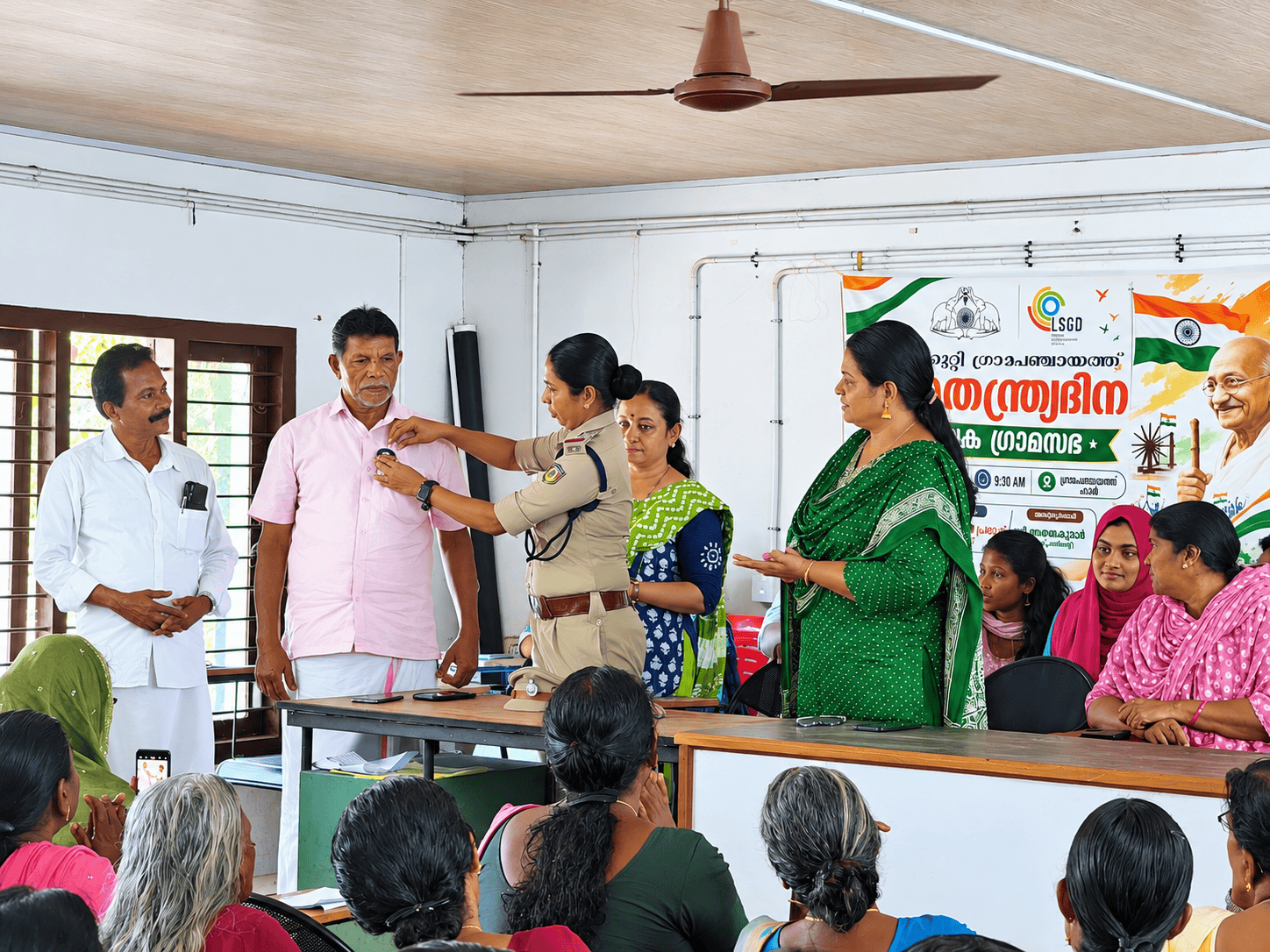 ഓപ്പറേഷന്‍ തൂഫാന്‍- ബാഡ്ജ് വിതരണം