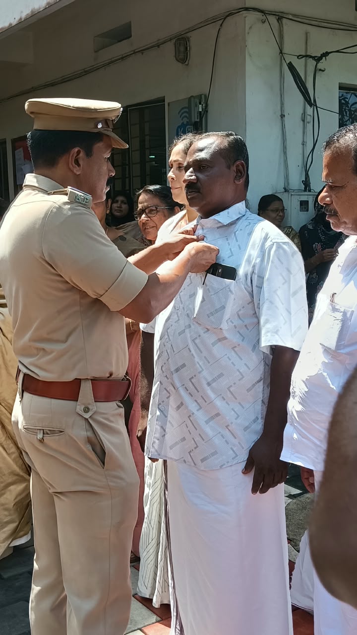 തൂഫാന്‍ വാരിയര്‍ ബാഡ്ജ് 
