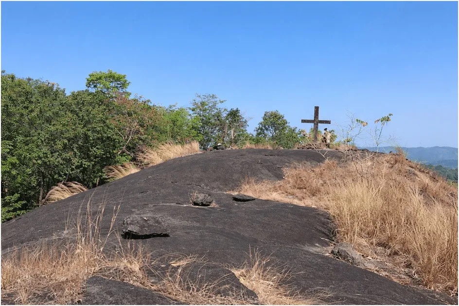  നെയ്യുരുകും പാറ - മുതിയാ മല