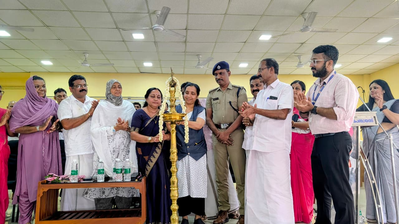 V.K. Shanavas, Vice President of Kadungallur Grama Panchayat, flags off the anti-drug awareness rally during Operation Toofan – The Narco Hunt.
