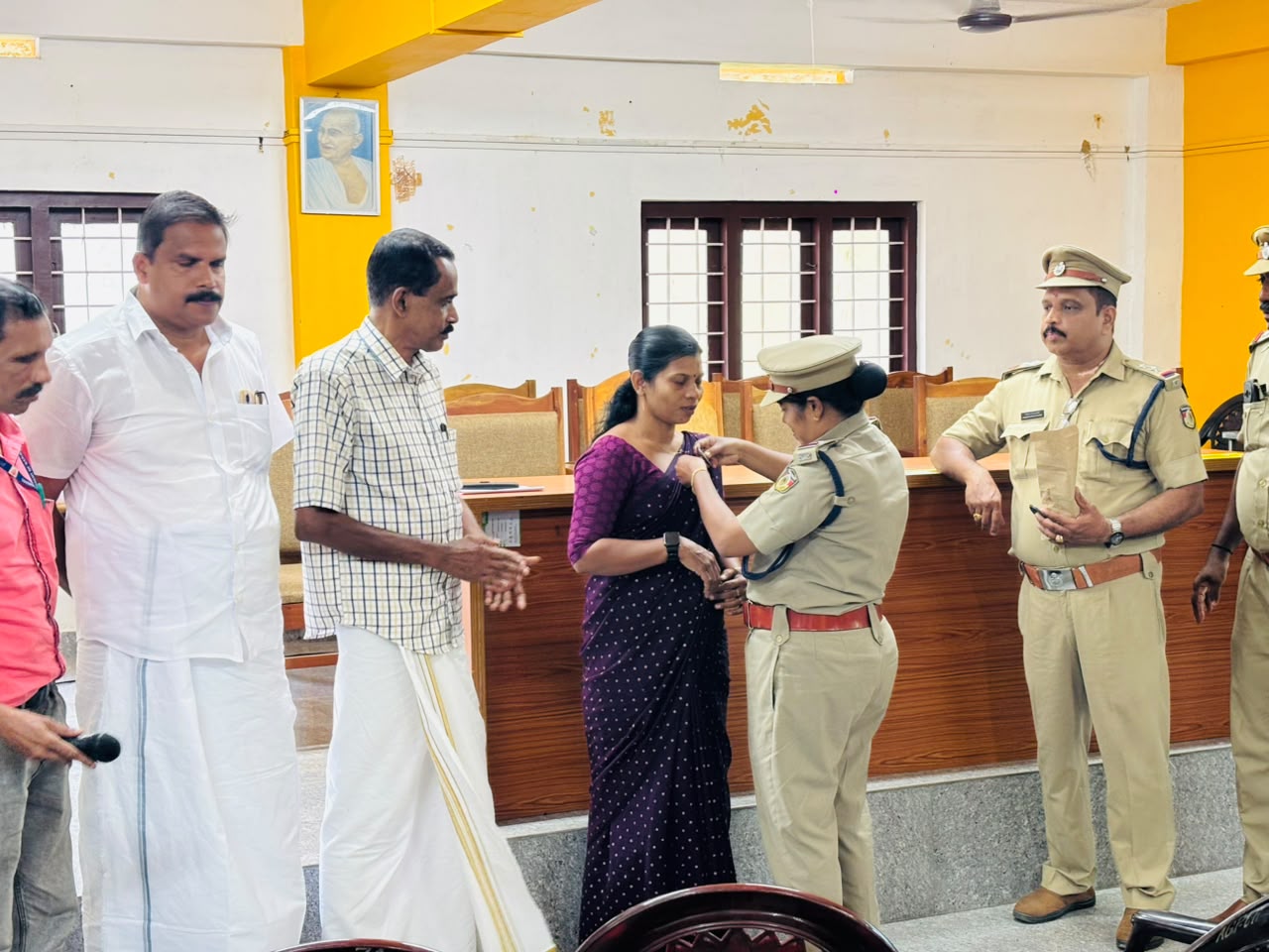 ബാഡ്ജ് ധരിപ്പിക്കൽ