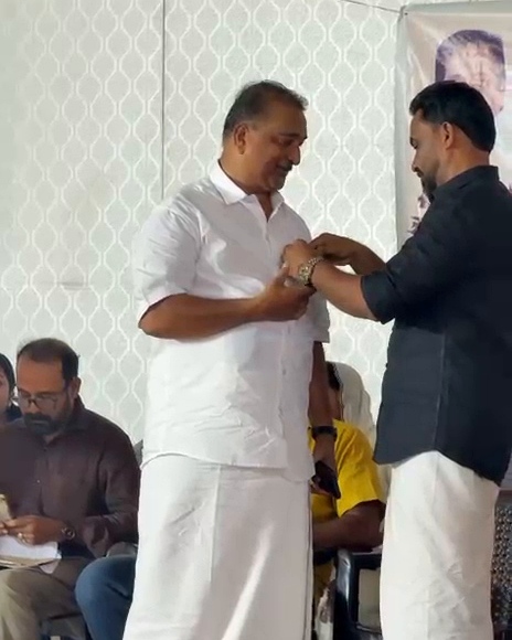 ബാഡ്ജ് അണിയിക്കൽ