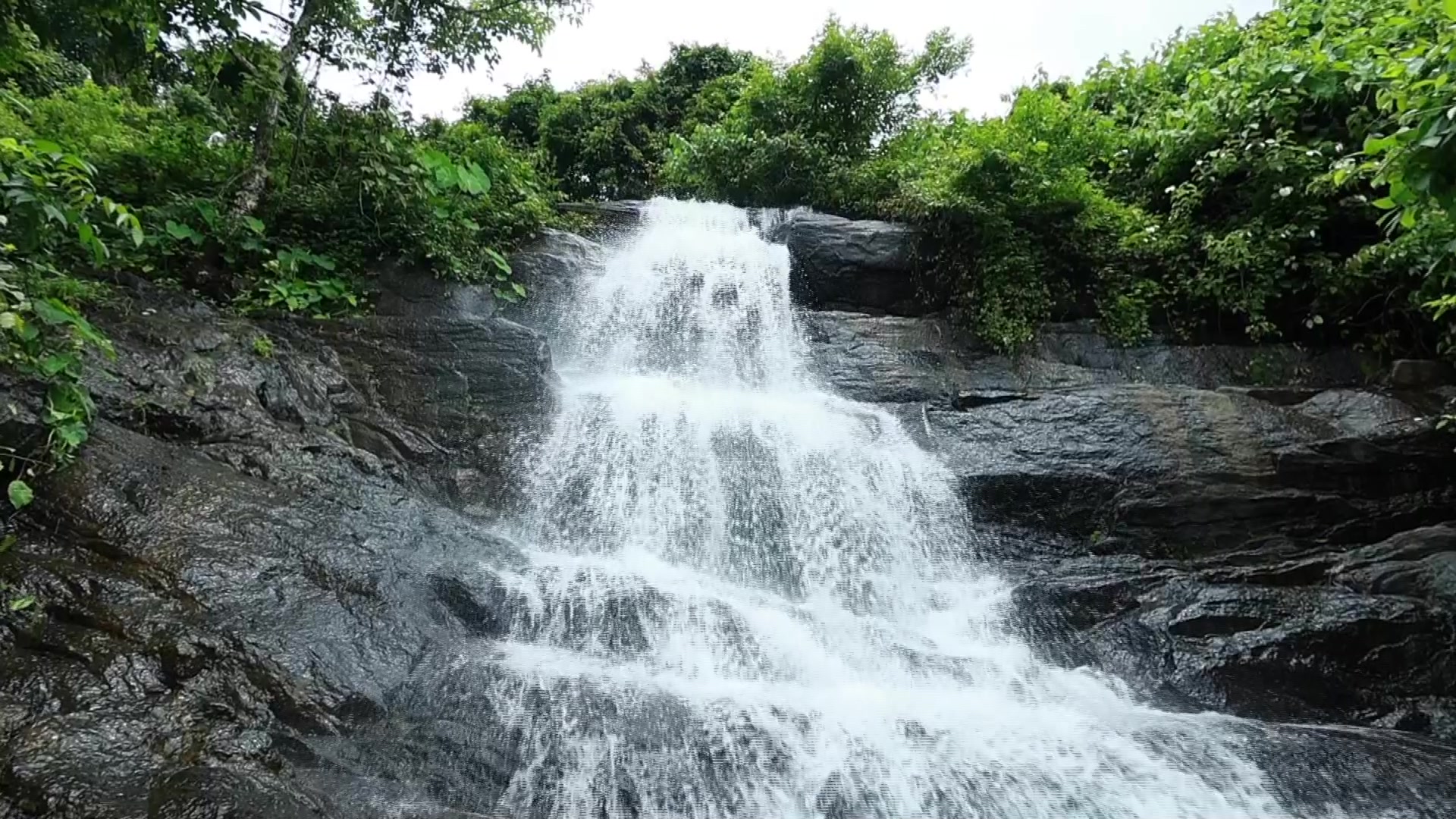 ഒലിച്ചി വെള്ളച്ചാട്ടം കൊറ്റുപ്പുറം, വരവൂർ
