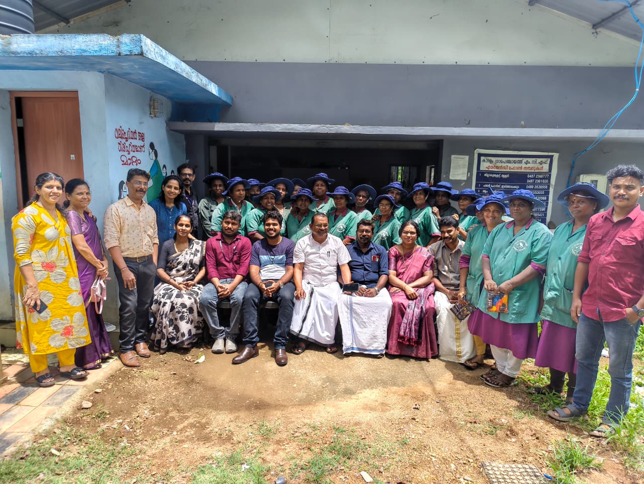 തൊഴിലുറപ്പ് തൊഴിലാളികള്‍ക്കും ഹരിതകർമ്മസേനാംഗങ്ങള്‍ക്കും തൊപ്പി, ഗ്ലൌസ് വിതരണം