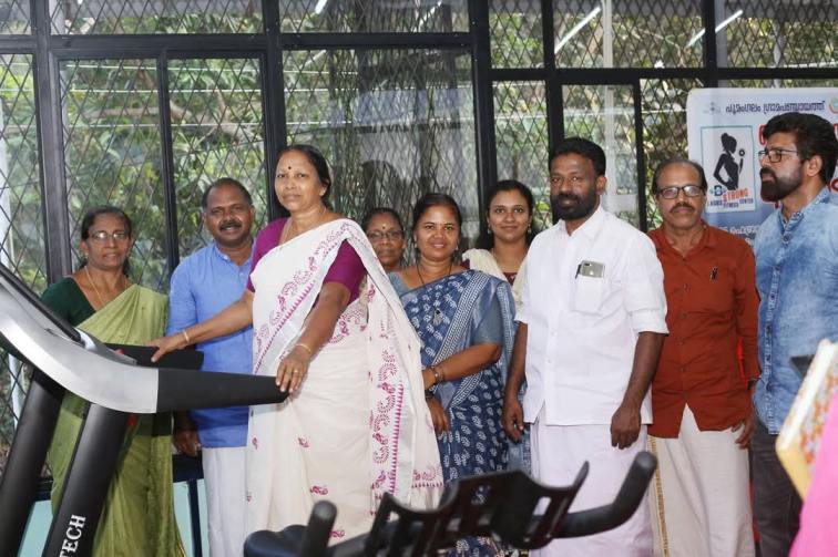 വനിത ജിം ബി സ്ട്രോങ്ങ്