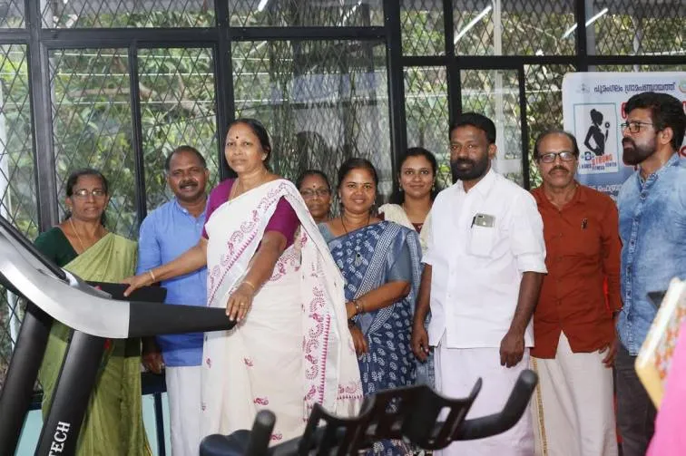വനിത ജിം ബി സ്ട്രോങ്ങ്