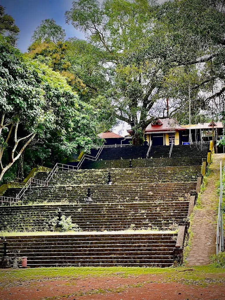 കൊടുമുണ്ട മുത്തശ്ശിയാർക്കാവ് ക്ഷേത്രം.