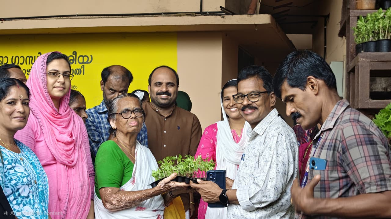 ചെണ്ടുമല്ലിത്തൈ വിതരണം