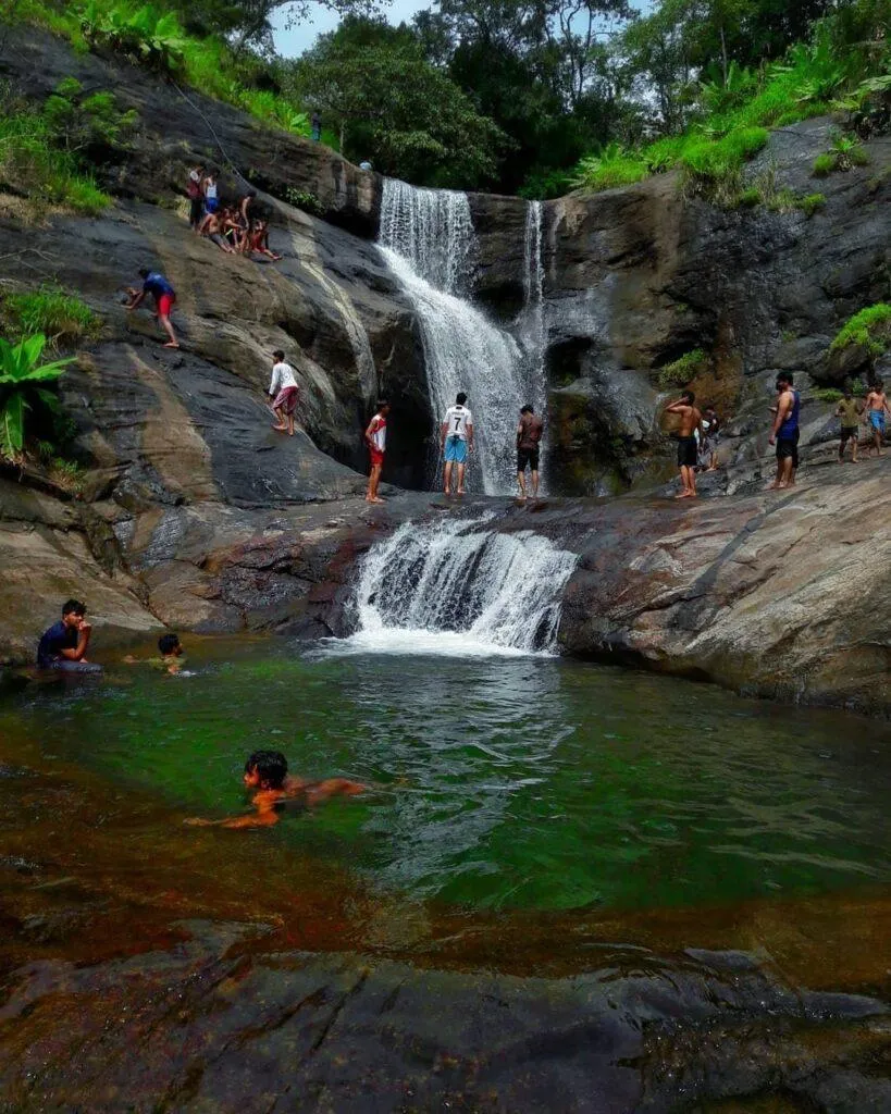 പൊന്‍പാറ വെള്ളച്ചാട്ടപാറ