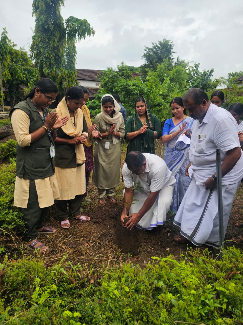 പ്രസിഡൻറ് ശ്രീ. കെ ഉദയൻ  മരം നടൽ  നിർവഹിക്കുന്നു. 
