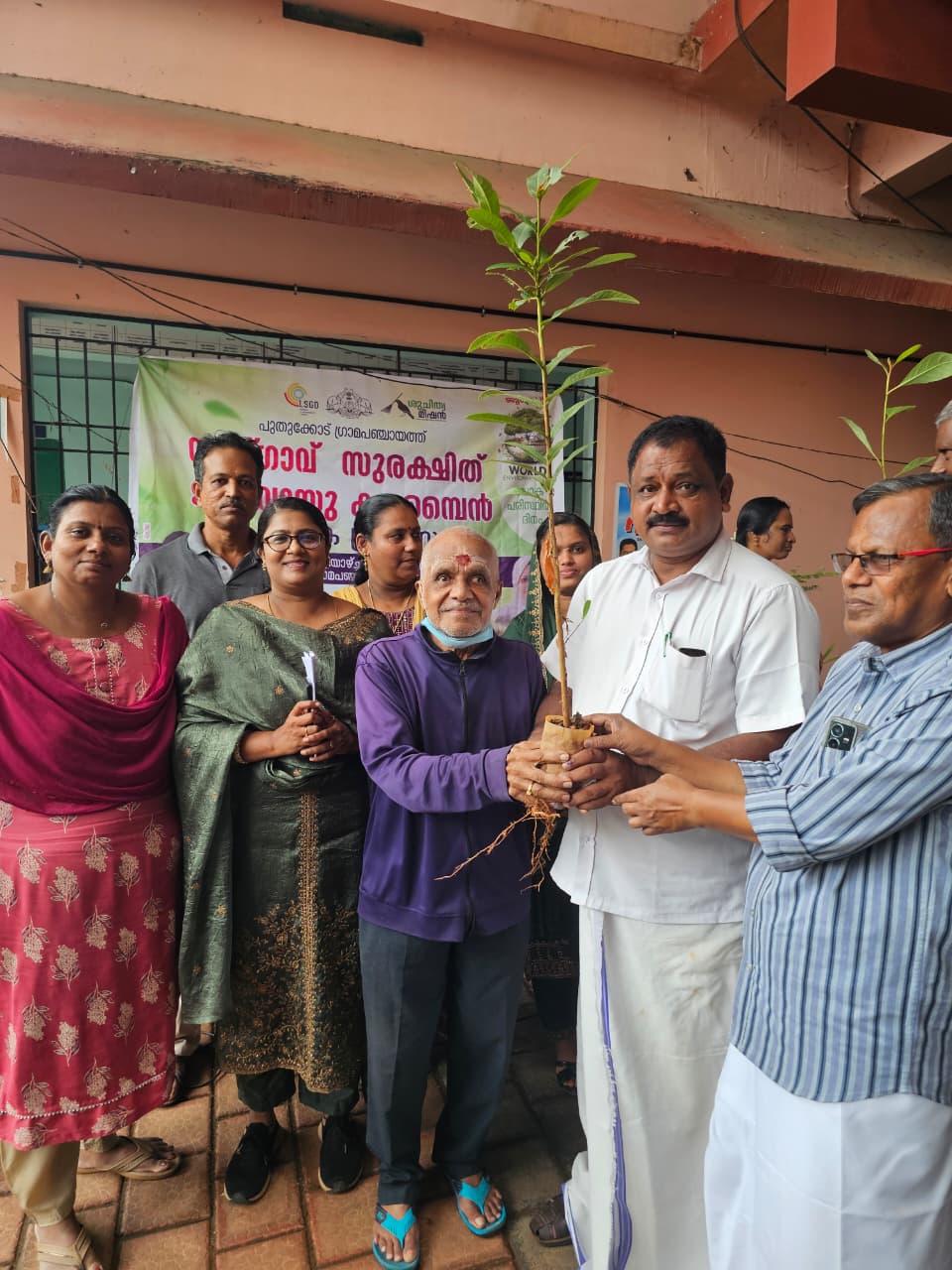 പരിസ്ഥിതി ദിനാഘോഷത്തിൻ്റെ ഭാഗമായി വൃക്ഷത്തൈ വിതരണം ഉദ്ഘാടനം പ്രസിഡൻറ് ശ്രീ. ഉദയൻ  നിർവഹിക്കുന്നു 