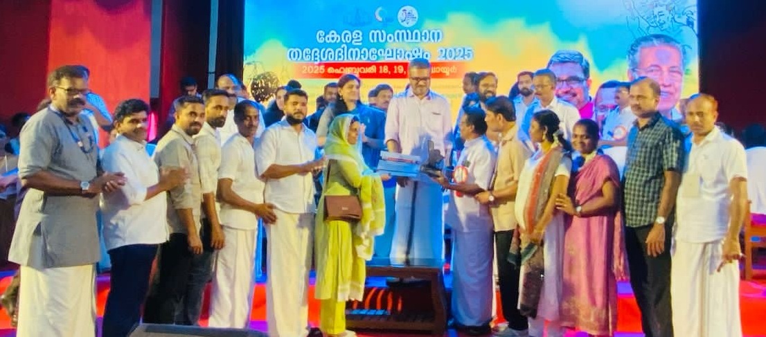 ബഹു. തദ്ദേശ സ്വയംഭരണ വകുപ്പ് മന്ത്രിയില്‍ നിന്നും മഹാത്മാ പുരസ്കാരം സ്വീകരിക്കുന്നു.