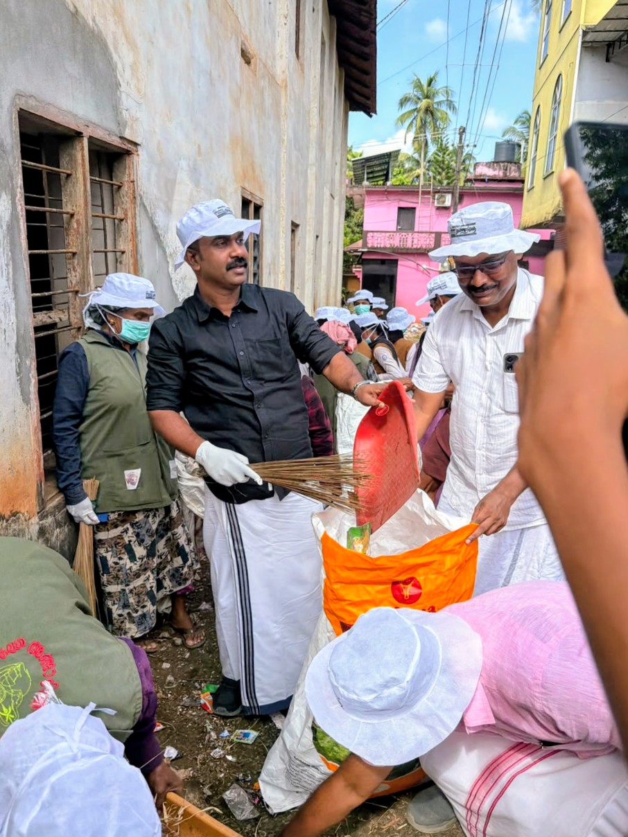 സ്വച്ഛത ഹി സേവ- കൈയോട് കൈ