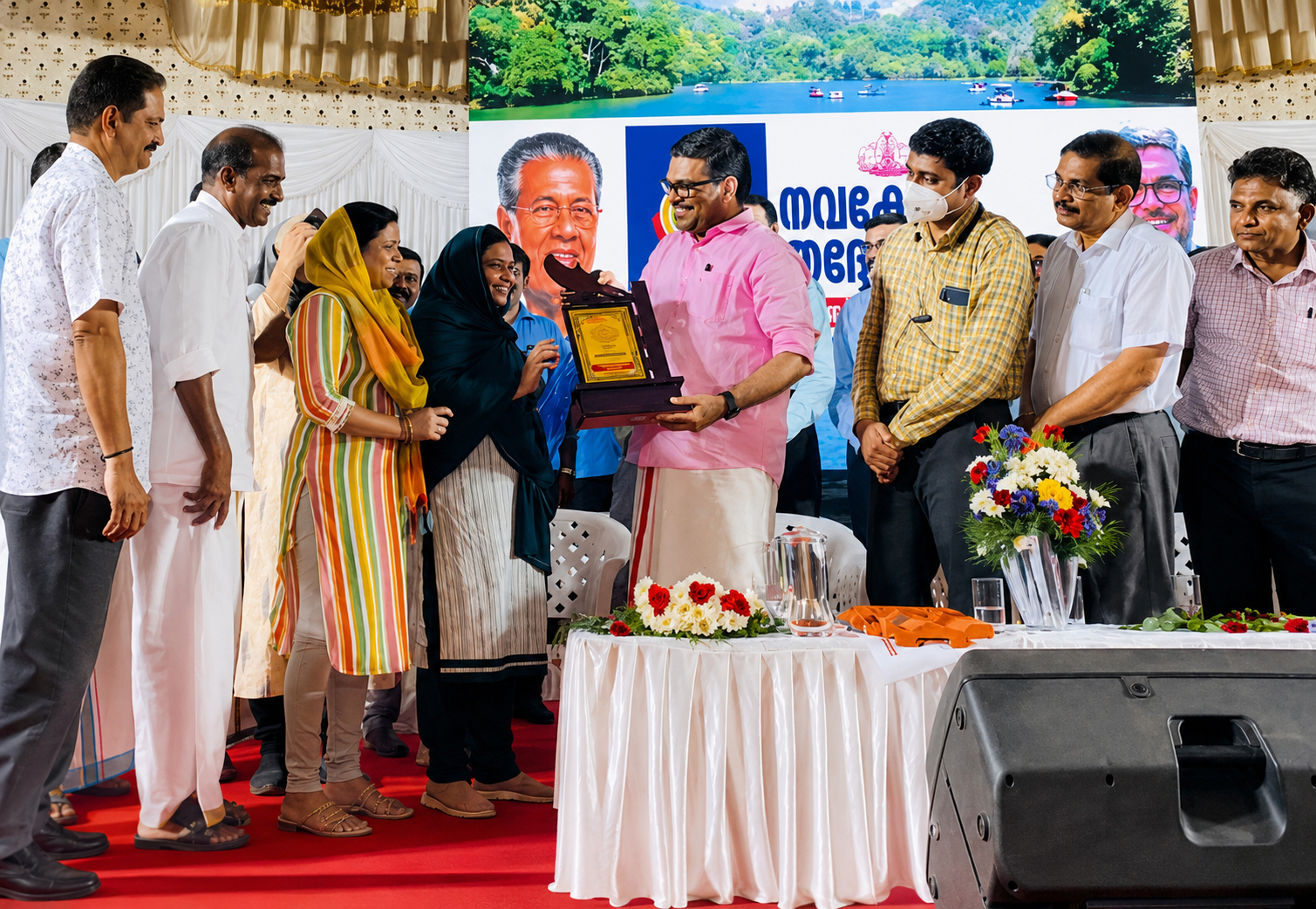 ബഹു. തദ്ദേശസ്വയംഭരണ വകുപ്പ് മന്ത്രിയുടെ കൈയ്യിൽ നിന്നും പഞ്ചായത്ത് പ്രസിഡൻ്റ് ശ്രീമതി ഉമ്മുകുൽസു ചക്കച്ചൻ ഉപഹാരം സ്വീകരിക്കുന്നു