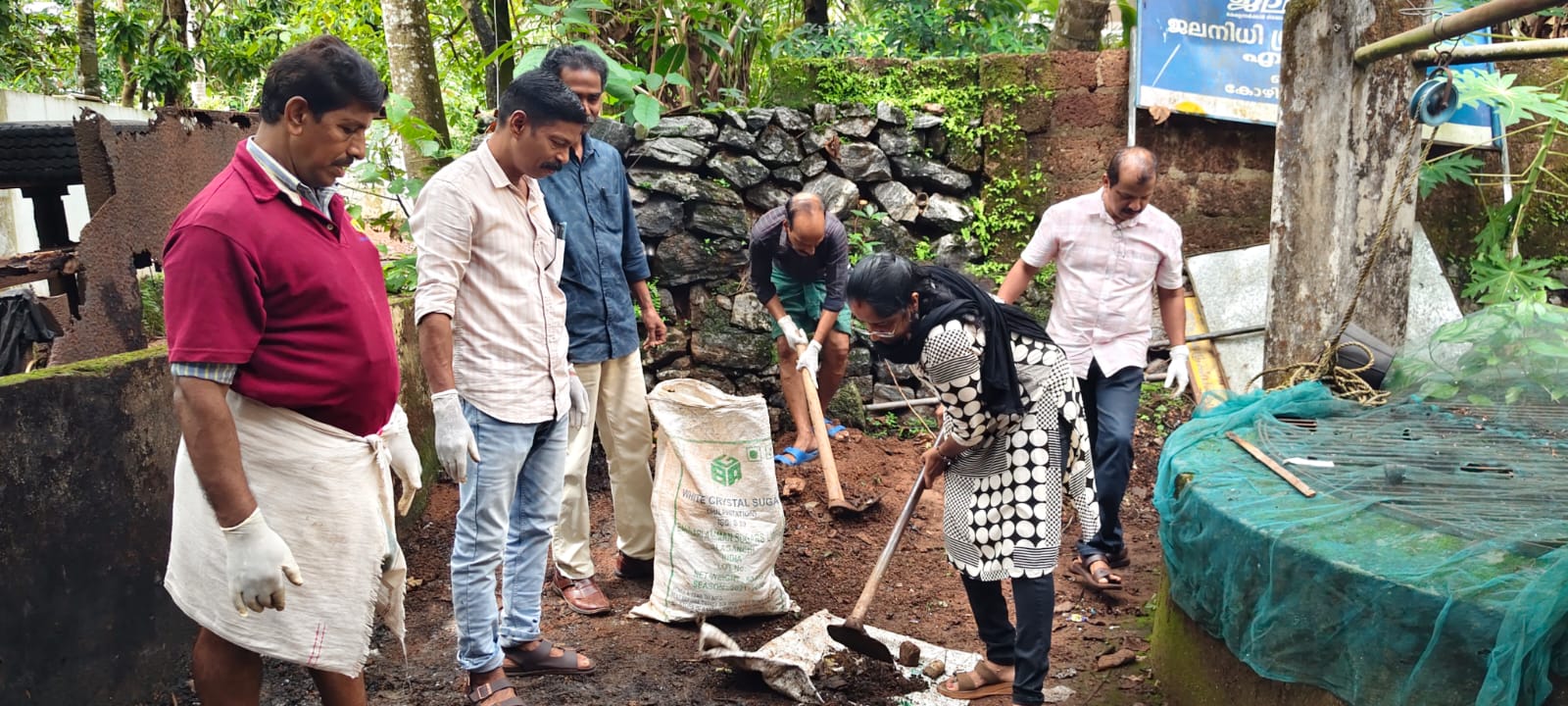 പഞ്ചായത്ത് ഓഫീസ് പരിസരം വൃത്തിയാക്കൽ 