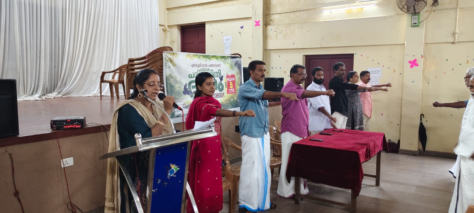 ഗ്രാമപഞ്ചായത്ത്  സെക്രട്ടറി ശ്രീമതി നിഷ പി.വി മാലിന്യമുക്തം നവകേരളം പ്രതിജ്ഞ ചൊല്ലി കൊടുക്കുന്നു