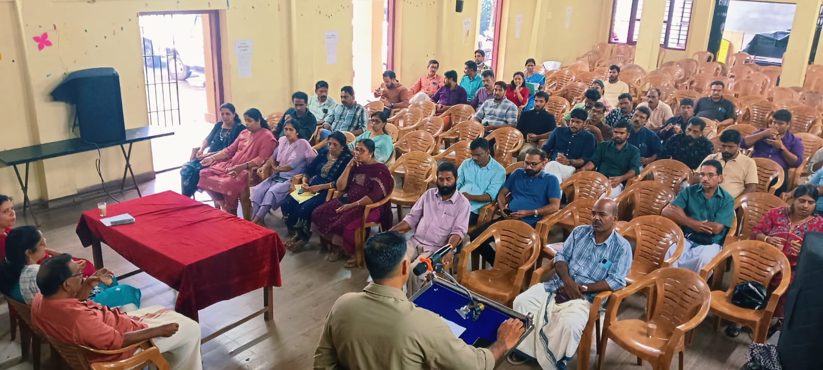സീനിയര്‍ ഫയര്‍ ഫോഴ്സ് ഉദ്യേഗസ്ഥന്‍ ശ്രീ.ഉണ്ണികൃഷ്ണൻ ക്ലാസ് നൽകുന്നു.