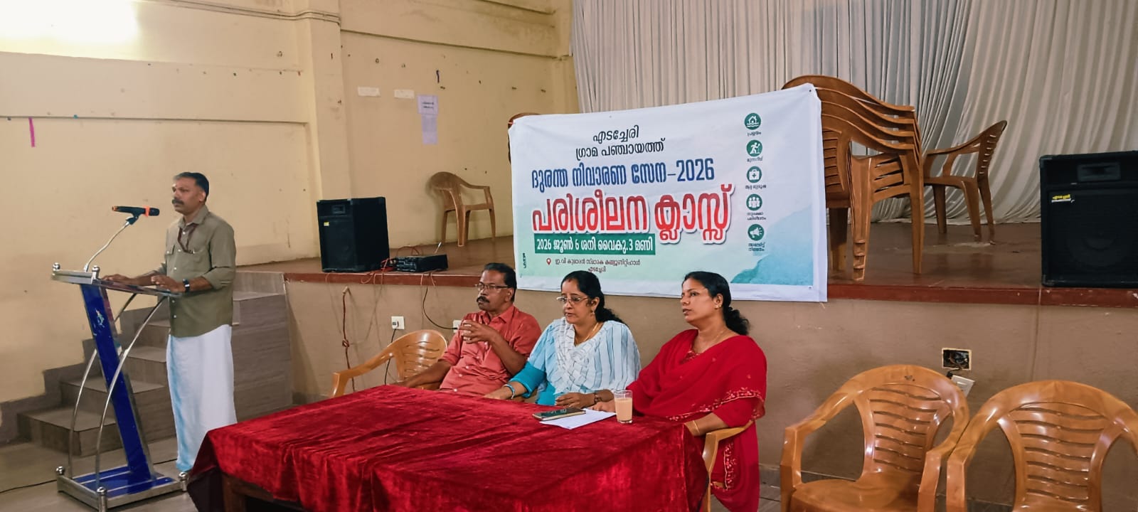 സീനിയര്‍ ഫയര്‍ ഫോഴ്സ് ഉദ്യേഗസ്ഥന്‍ ശ്രീ.ഉണ്ണികൃഷ്ണൻ ക്ലാസ് നൽകുന്നു.