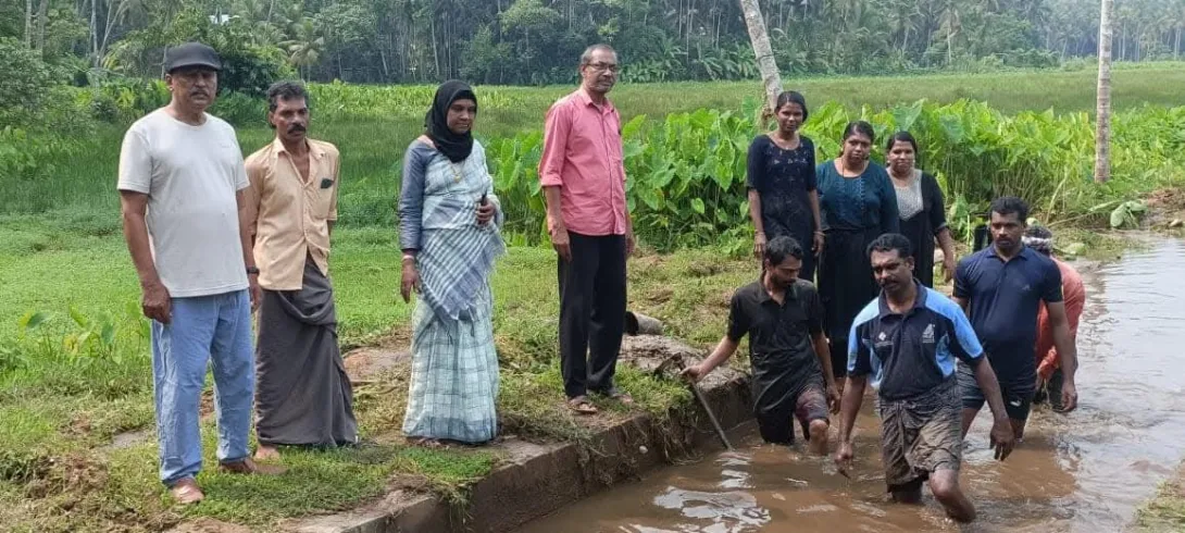 തോട് ശുചീകരണം