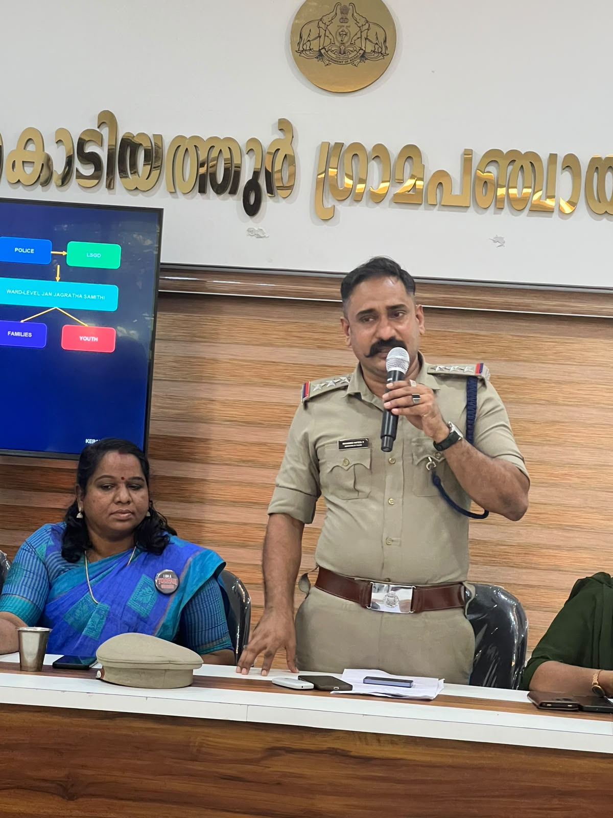 മുക്കം സി .ഐ ക്ലാസ് എടുക്കുന്നു