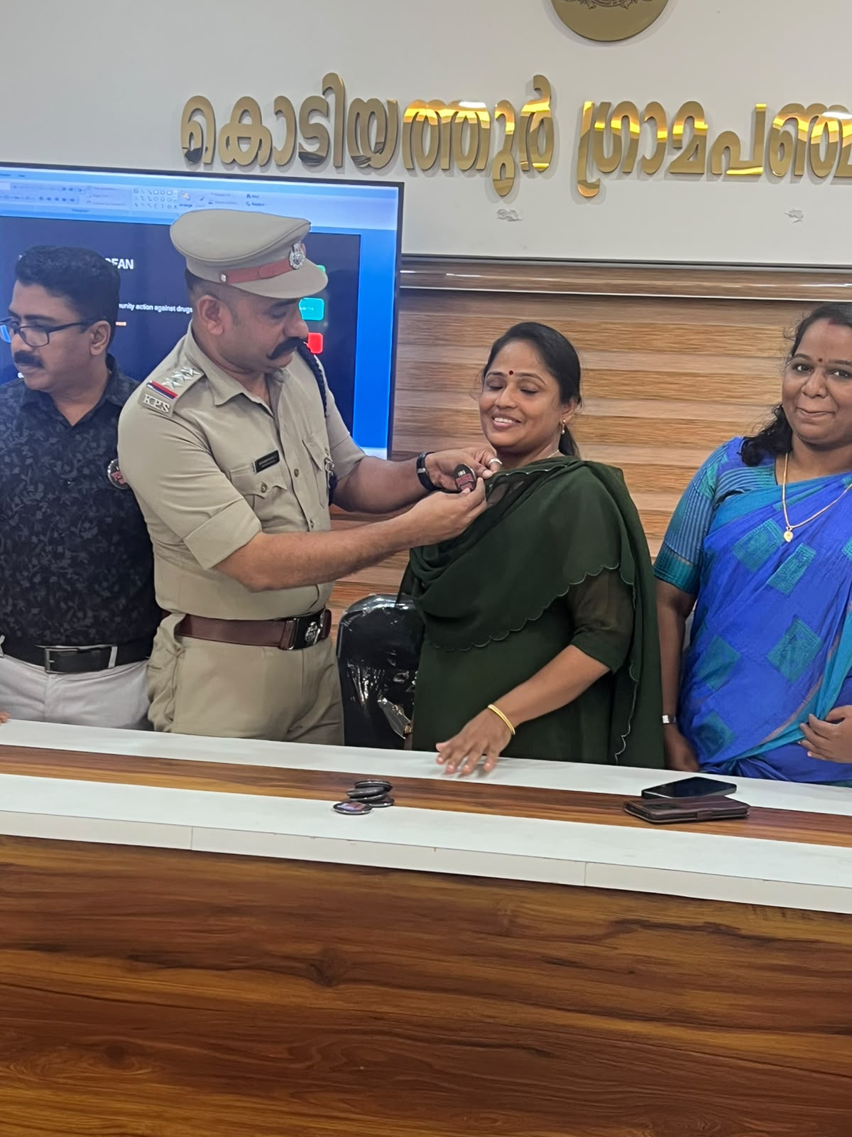 തൂഫാന്‍ വാരിയര്‍ ബാഡ്ജ് വിതരണം