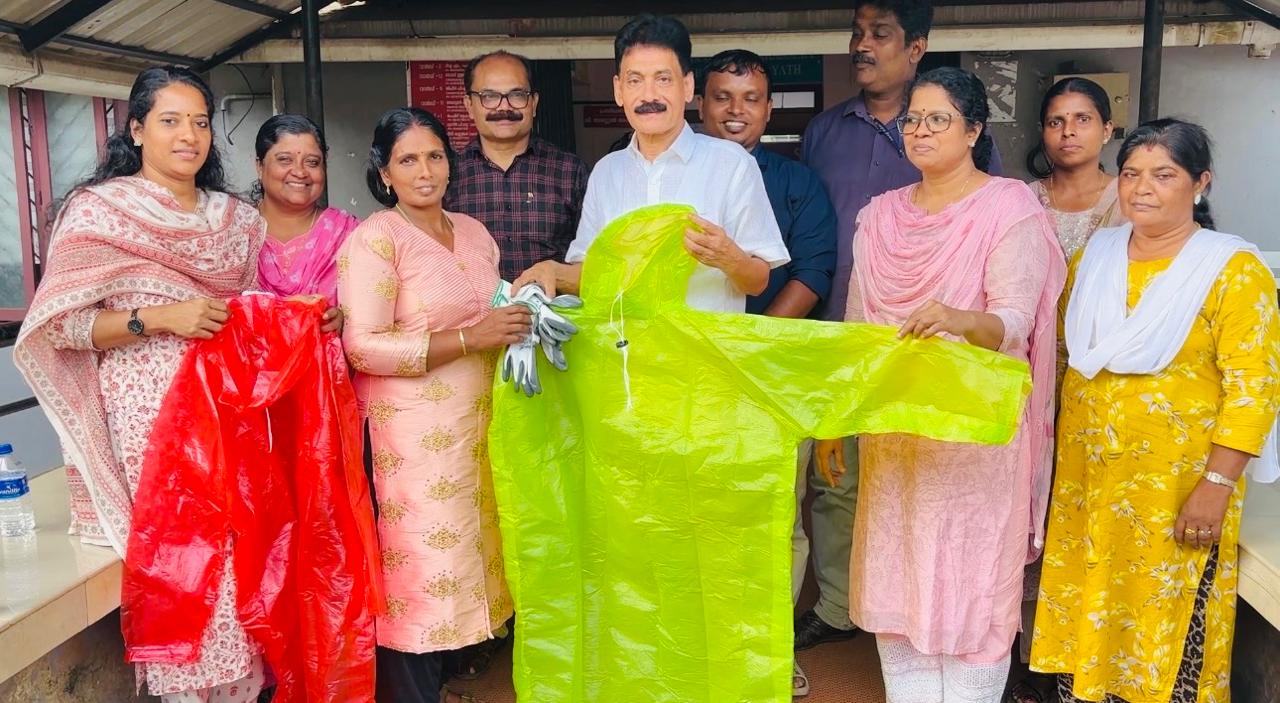 വിതരണോദ്ഘാടനം ജി. അബ്ദുൽ അക്ബർ നിർവഹിക്കുന്നു