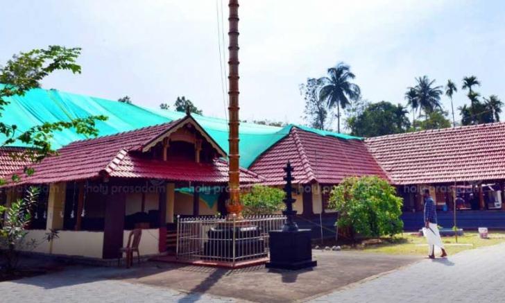 ശ്രീഭൂതനാഥൻ്റെ അതായത് പരമശിവൻ്റെ ഭൂതഗണങ്ങൾ ആടിയ സ്ഥലമാണ് പൂതാടി എന്ന പേരിൽ പിൽക്കാലത്ത് അറിയപ്പെട്ടത് എന്നും, സുൽത്താൻ ബത്തേരി മാരിയമ്മ ക്ഷേത്രത്തിനടുത്തുള്ള പ്രാചീന ശിലാഫലകത്തിൽ എഴുതി വച്ചിരിക്കുന്നത് പ്രകാരം പൂതപ്പാടി എന്ന സ്ഥലമാണ് പിന്നീട് പൂതാടി എന്ന പേരിൽ അറിയപ്പെട്ടു വന്നത് 