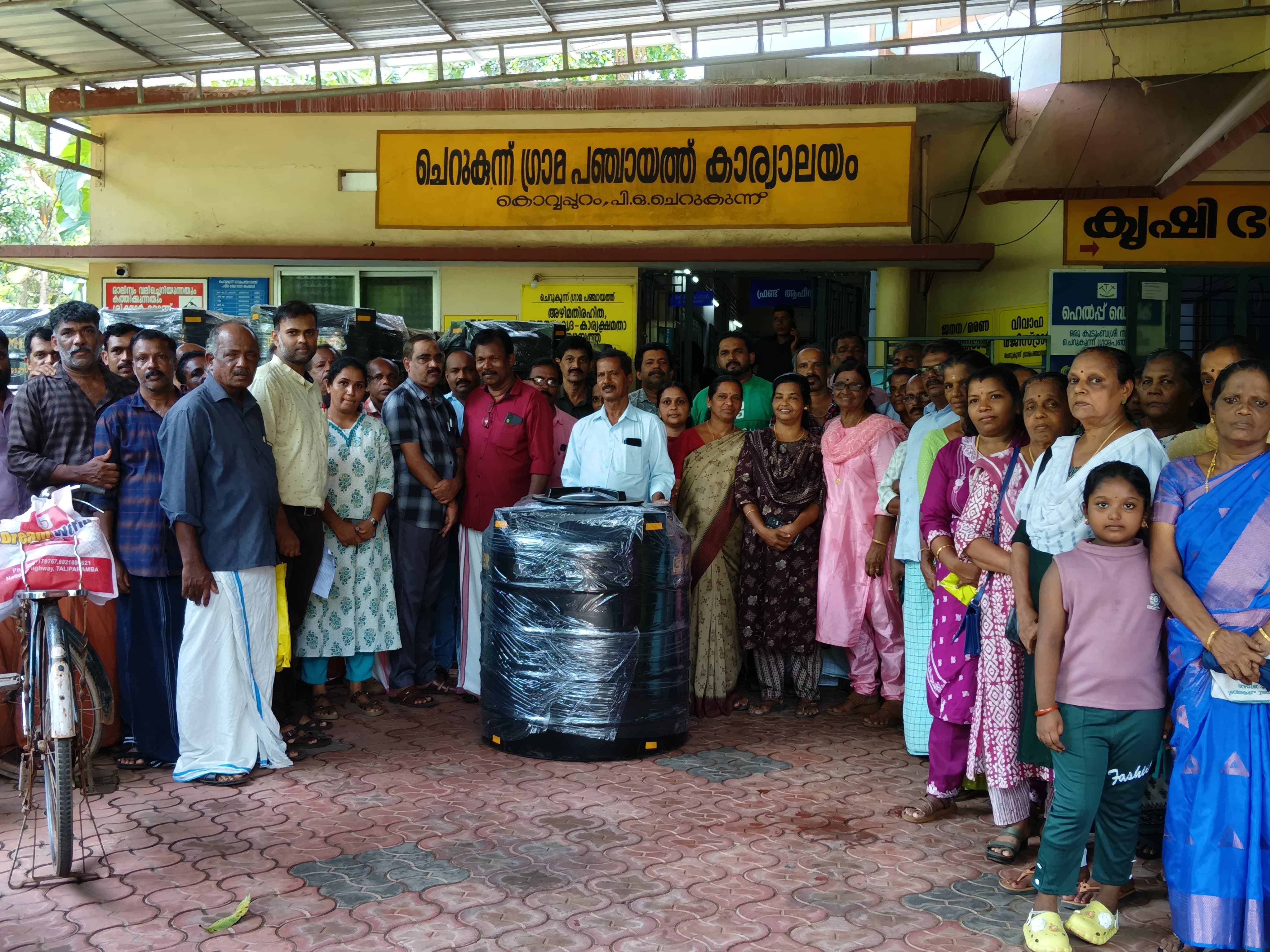 മത്സ്യത്തൊഴിലാളി കുടുംബങ്ങള്‍ക്ക് വാട്ടര്‍ടാങ്ക് വിതരണം
