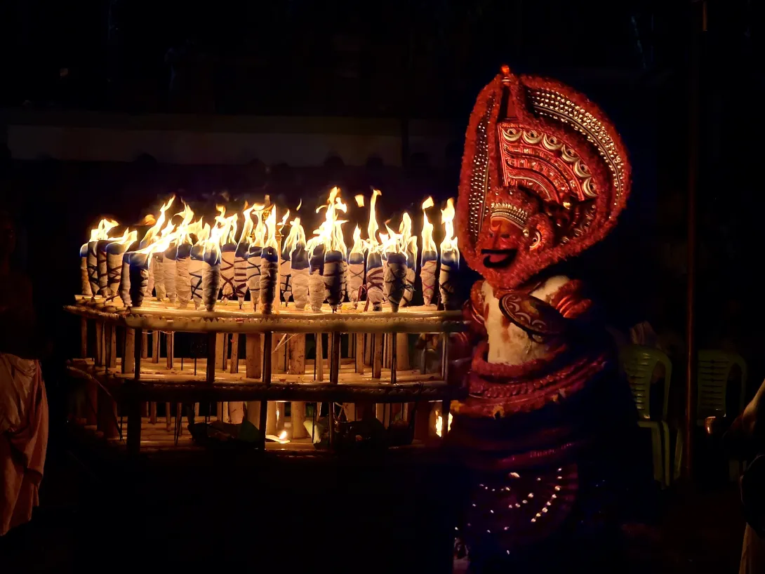വീരത്തിൻറെ ജ്വാലയായി കതിവന്നൂർ വീരൻ തെയ്യം