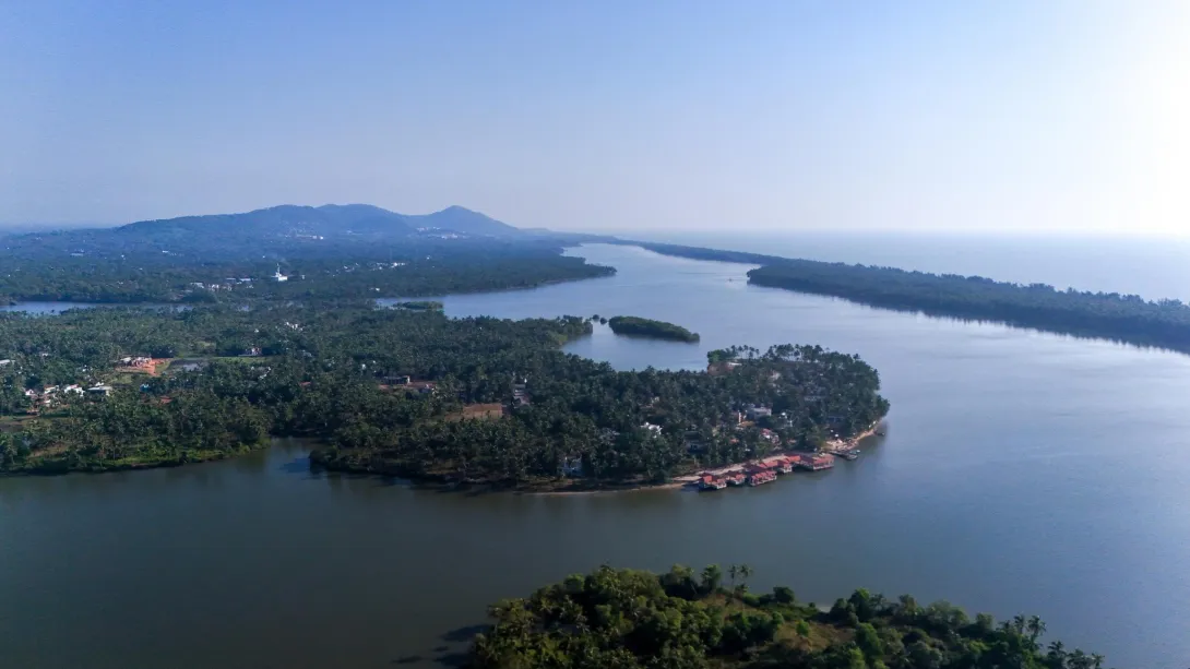 ഇരിണാവ് പുഴയുടെ തീരങ്ങളിലൂടെ