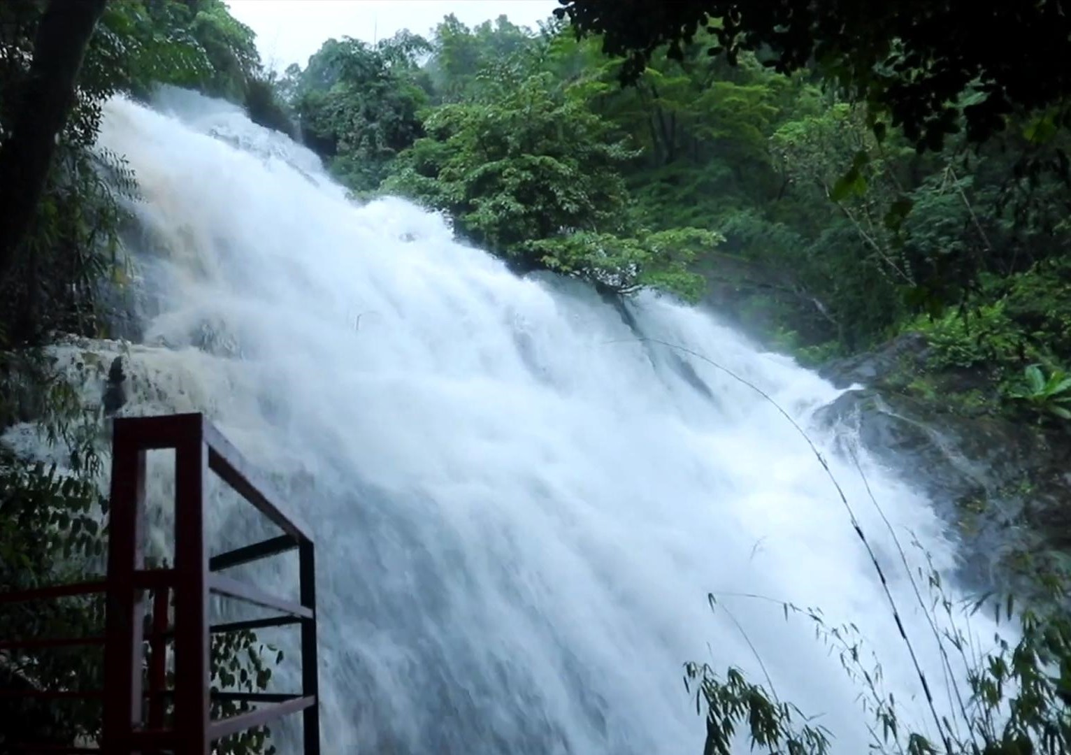 അളകാപുരി വെള്ളച്ചാട്ടം