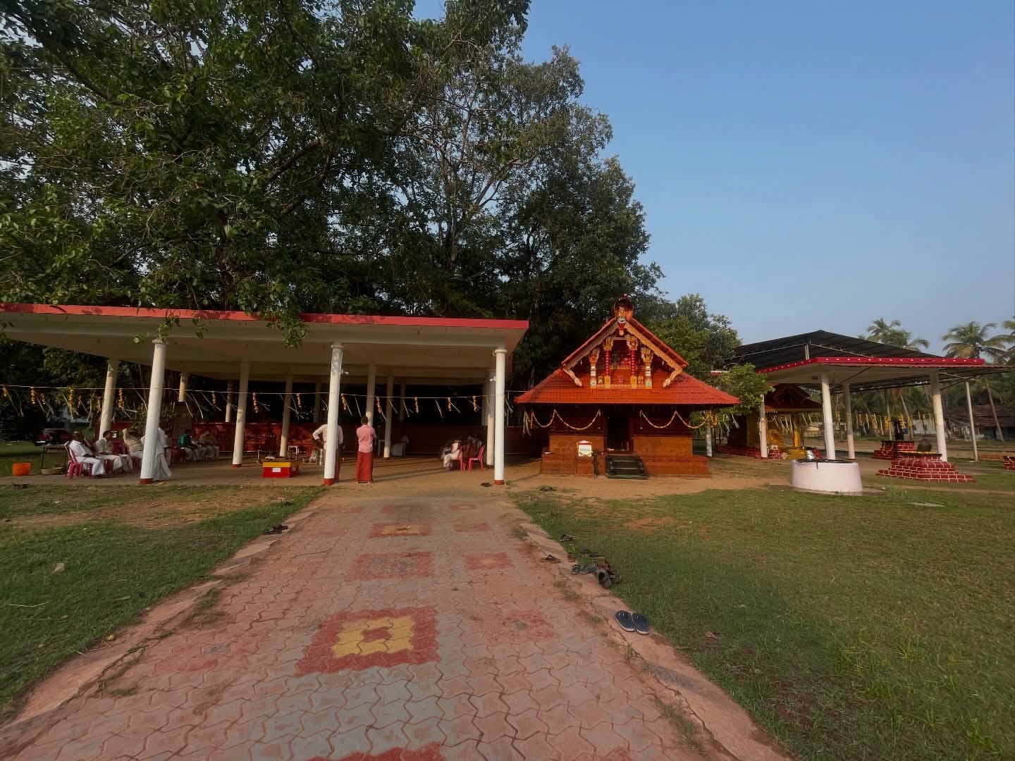 ശ്രീ പാമ്പാടിയാലിൻ കീഴിൽ ക്ഷേത്രം