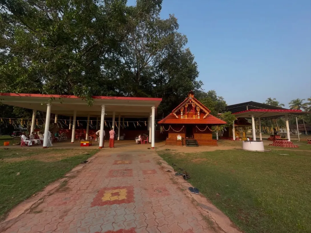 ശ്രീ പാമ്പാടിയാലിൻ കീഴിൽ ക്ഷേത്രം