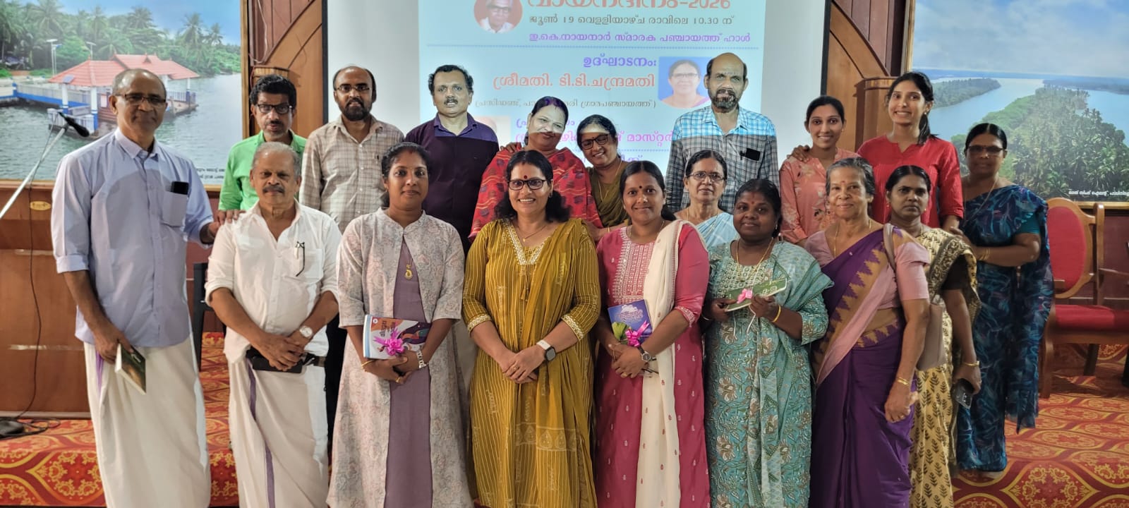 വായനാ മത്സരത്തിലെ വിജയികള്‍ സംഘാടകര്‍ക്ക് ഒപ്പം