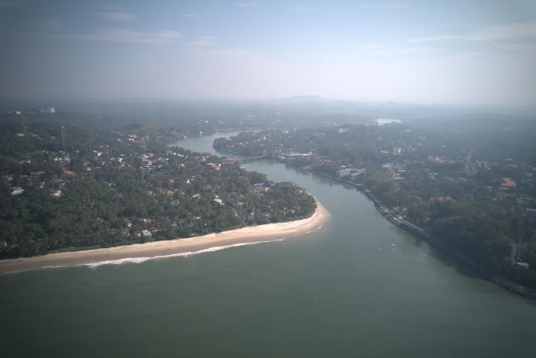 മയ്യഴി പുഴയും  അറബി കടലും സംഗമിക്കുന്ന  സ്ഥലം
